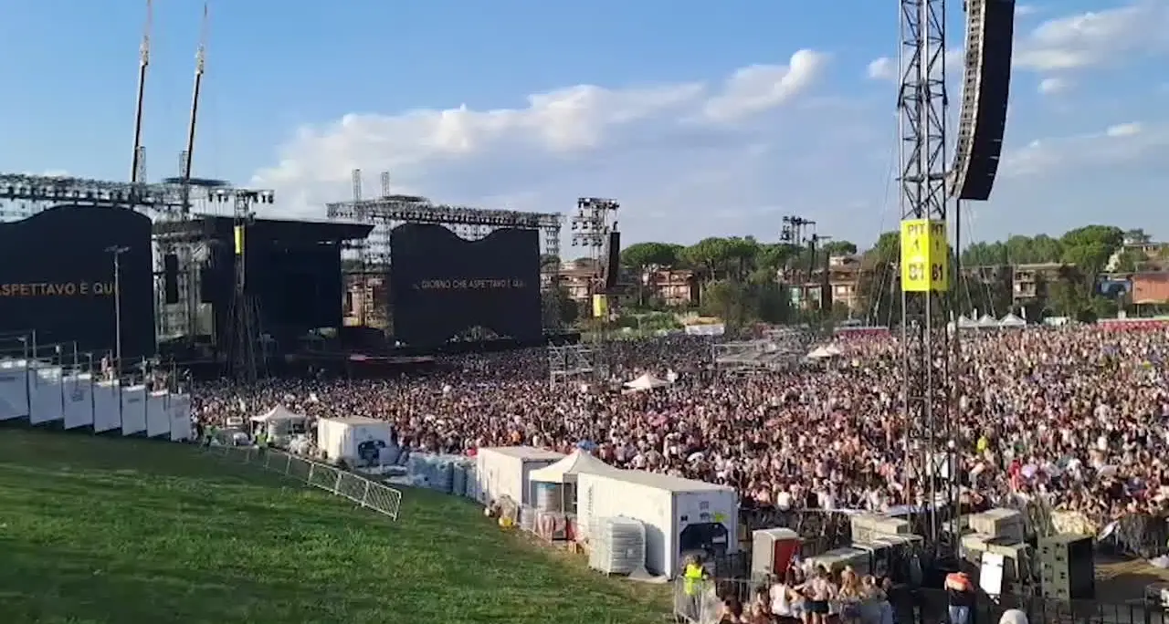 Concerto di Ultimo, l'impressionante colpo d'occhio sul \"mare\" di fan