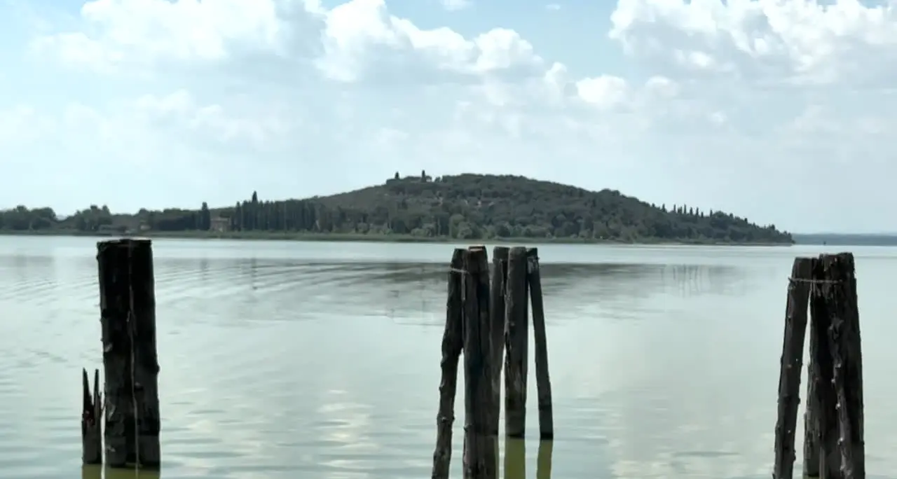 Per la siccità il Trasimeno arretra di 1,70 metri, sparisce il porto di San Feliciano