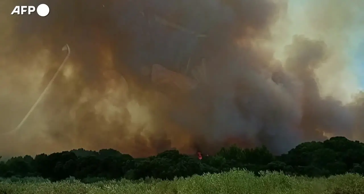 Incendio vicino a Nîmes, un muro di fumo incombe su Lédenon