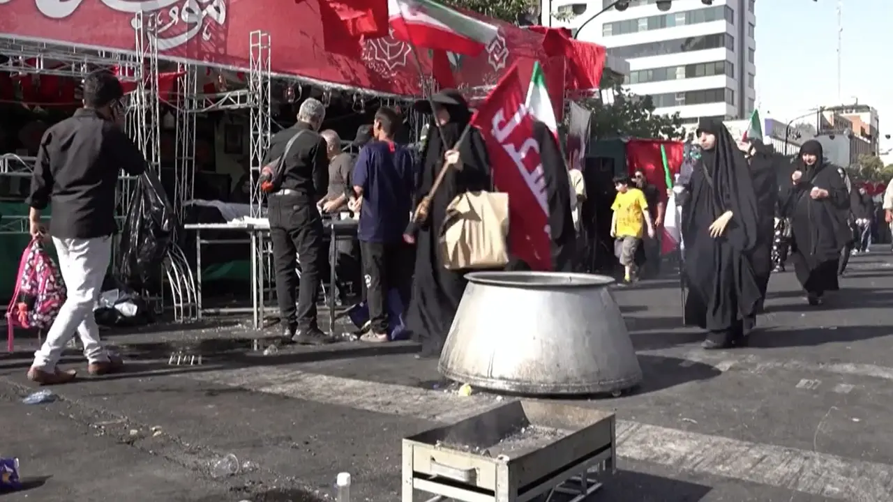 Teheran, ai funerali di Khamenei anche bevande gratis e musica