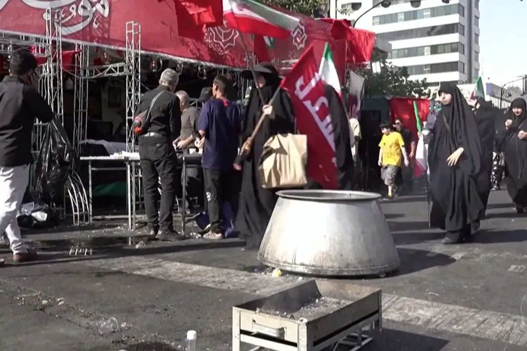 Teheran, ai funerali di Khamenei anche bevande gratis e musica