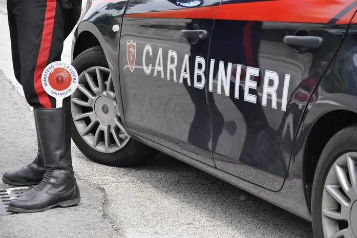 Ruba la borsa a un'anziana nel supermercato, ventenne denunciata dai Carabinieri