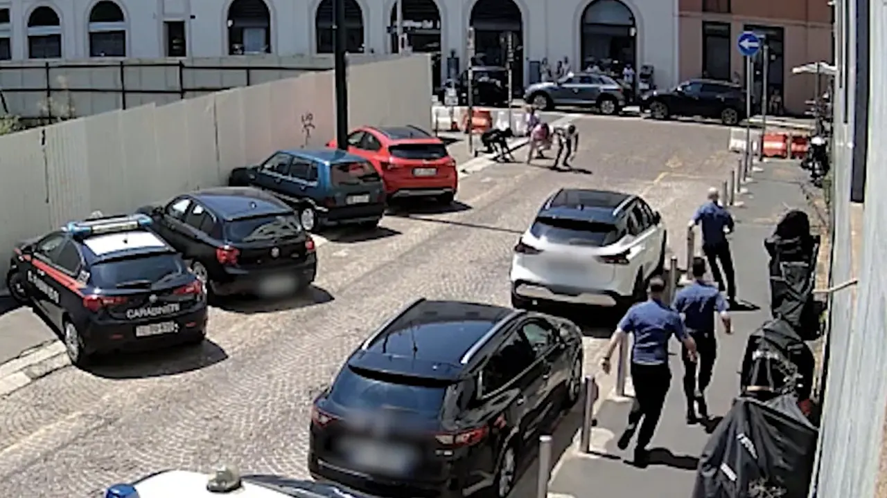 Milano, coppia di turisti rapinata davanti alla caserma dei carabinieri