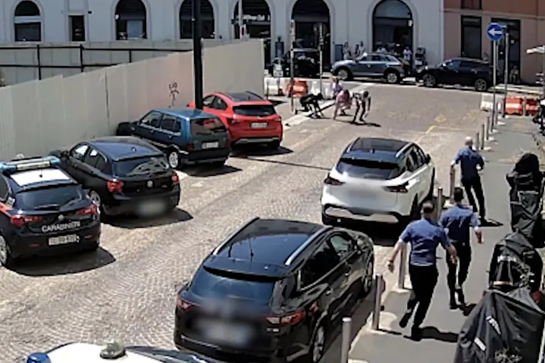 Milano, coppia di turisti rapinata davanti alla caserma dei carabinieri