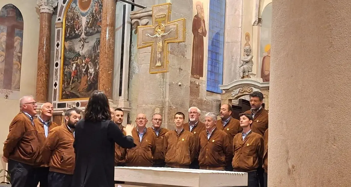 Il Coro della Sat festeggia cento anni con l'abbraccio del Cima Tosa