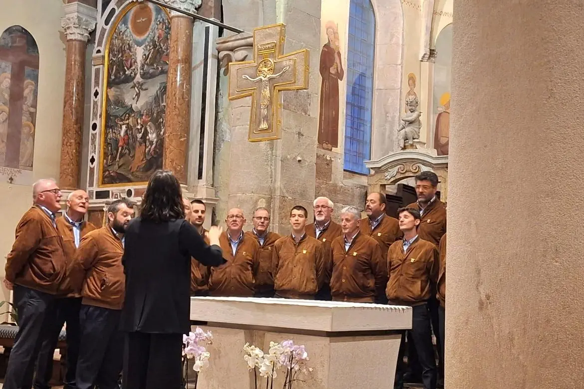 Il Coro della Sat festeggia cento anni con l'abbraccio del Cima Tosa