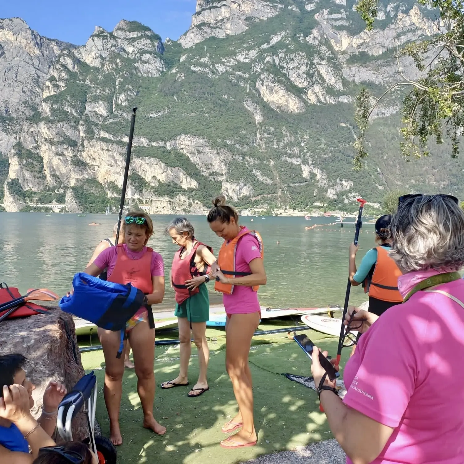 Sup Rosa, a Riva del Garda una pagaiata per ritrovare forza dopo il tumore