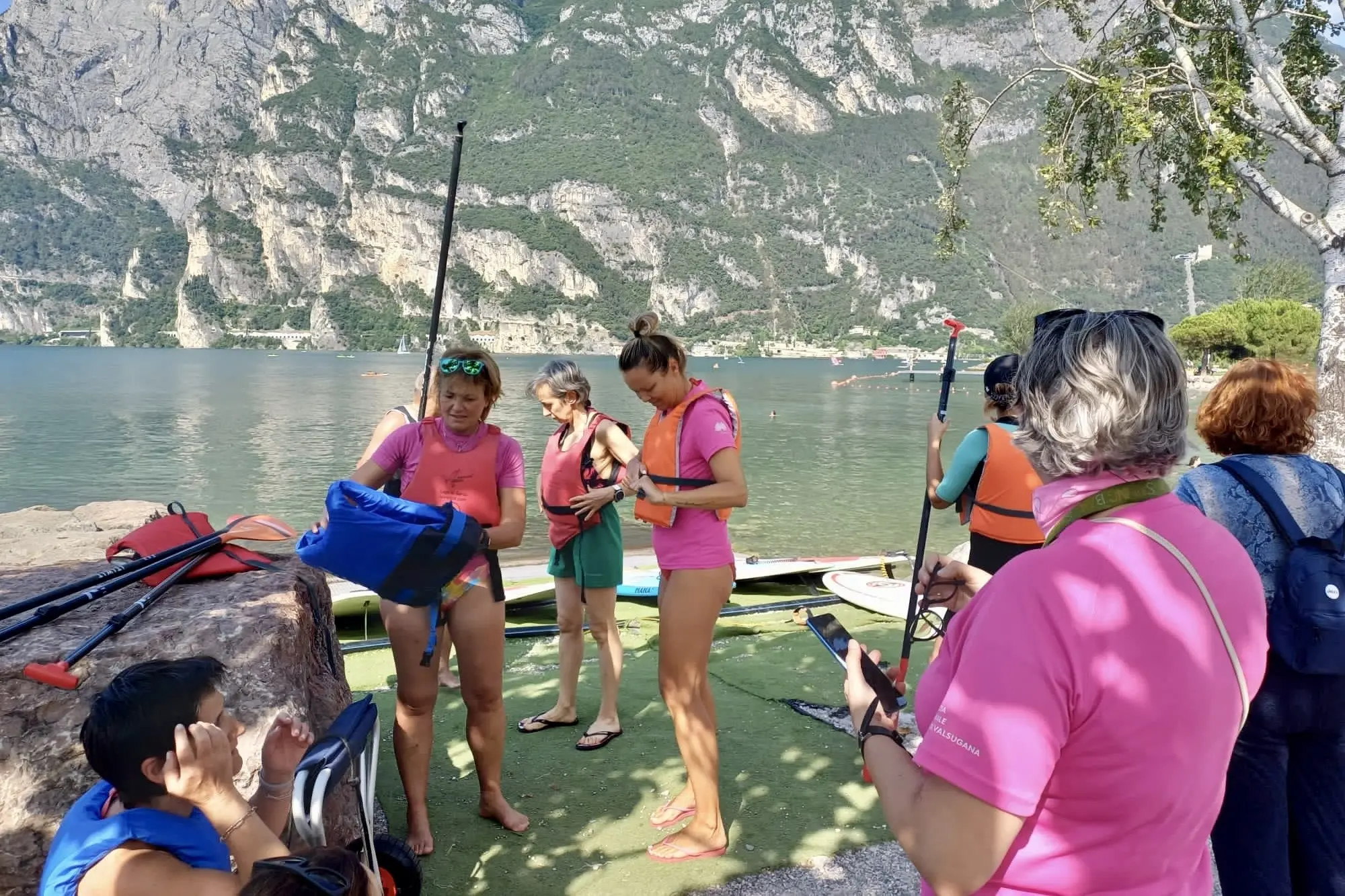 Sup Rosa, a Riva del Garda una pagaiata per ritrovare forza dopo il tumore