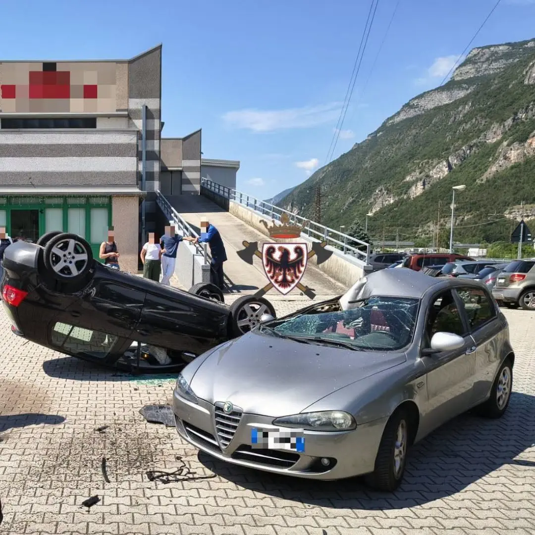 Auto sfonda una recinzione e si ribalta sulla SS12 ad Ala: quattro persone coinvolte