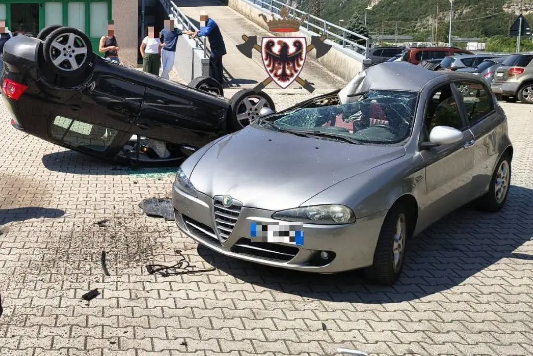 Auto sfonda una recinzione e si ribalta sulla SS12 ad Ala: quattro persone coinvolte