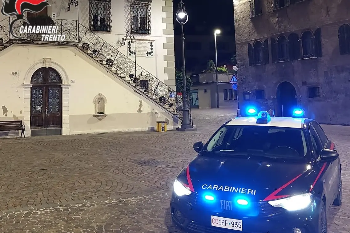 Investe una giovane e fugge, poi abbandona l'auto e si nasconde nei campi: denunciato un 20enne