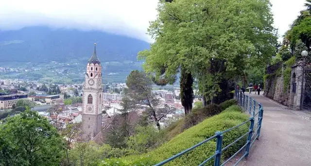 Donna senza vita trovata sotto la passeggiata Tappeiner a Merano