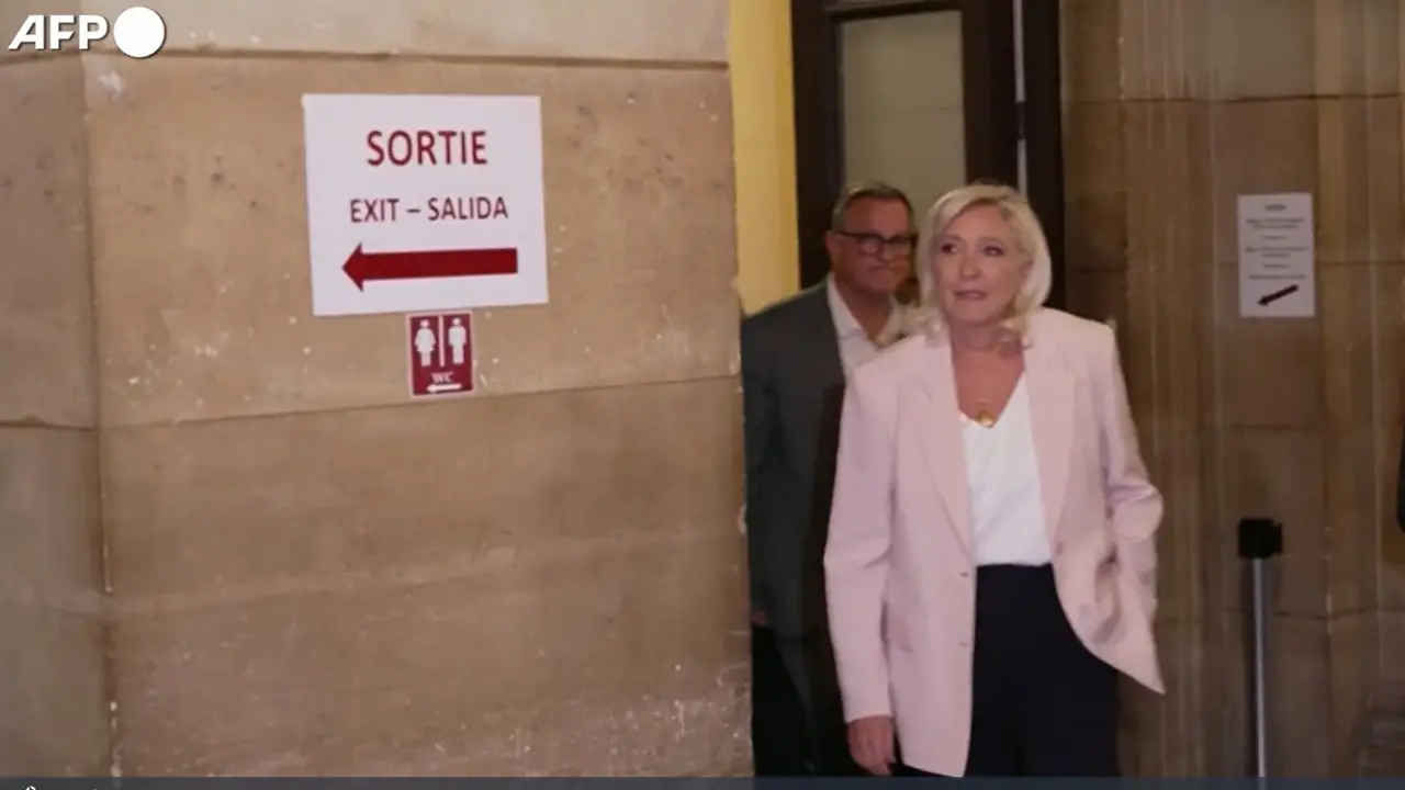 Marine Le Pen condannata, ma potrà candidarsi all'Eliseo