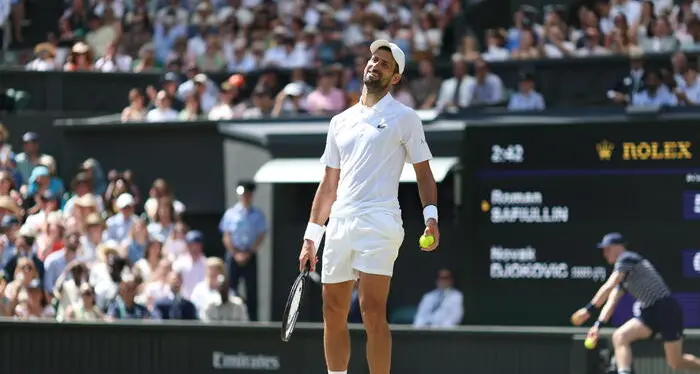 Djokovic raggiunge Sinner in semifinale a Wimbledon
