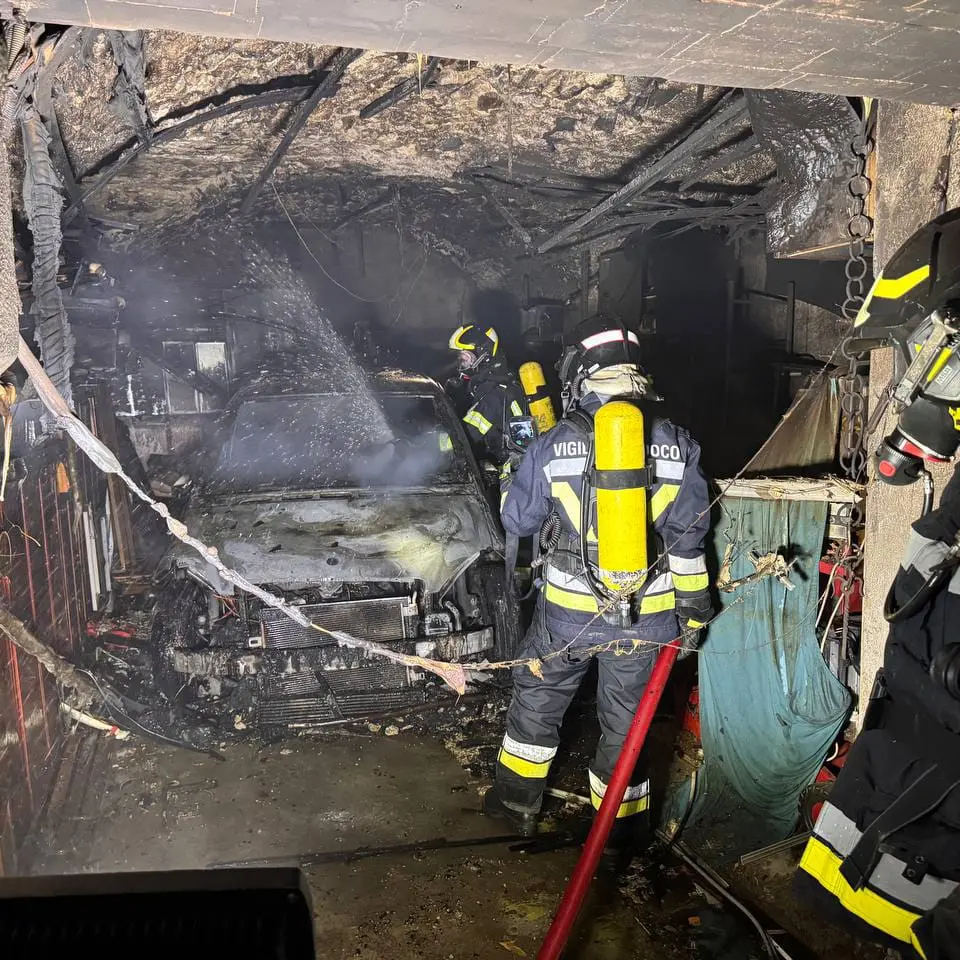 Auto in fiamme sotto un'abitazione, evacuati i residenti a Levico Terme