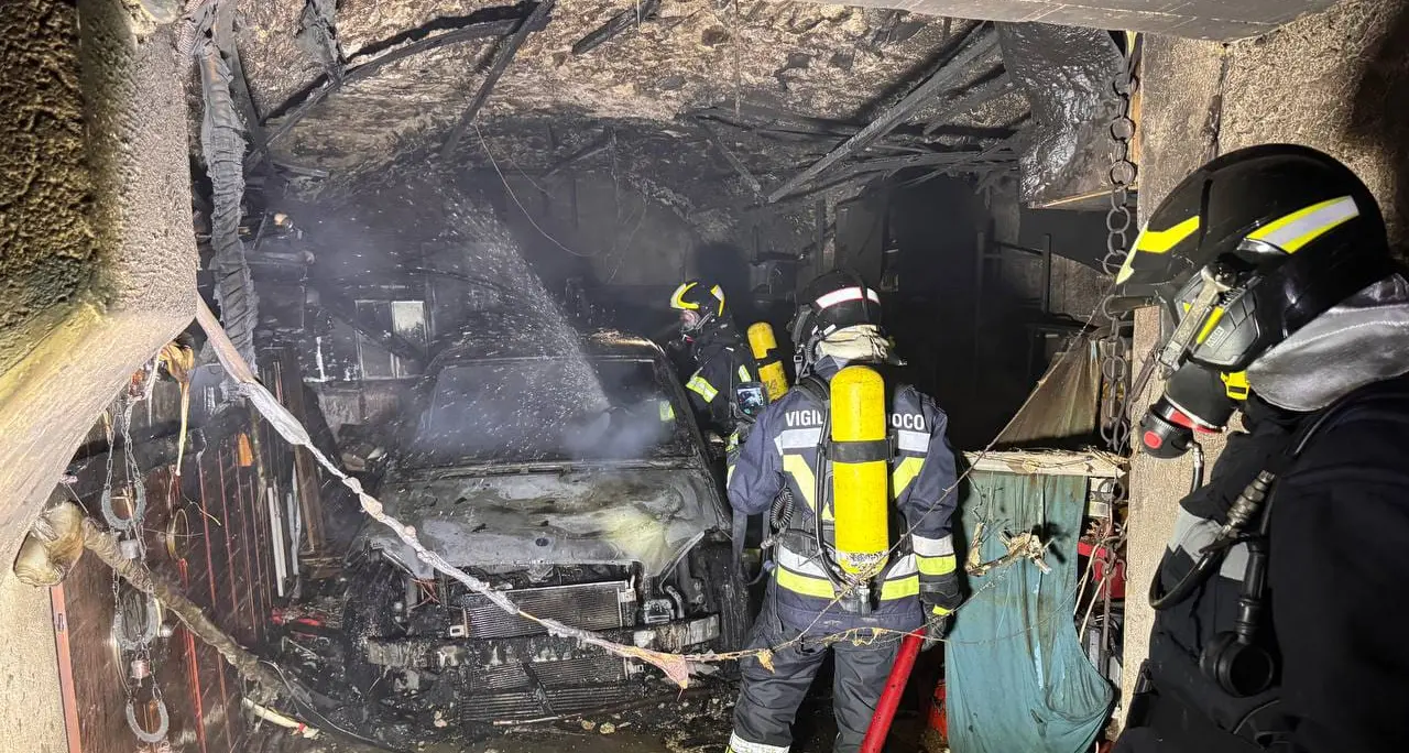 Auto in fiamme sotto un'abitazione, evacuati i residenti a Levico Terme