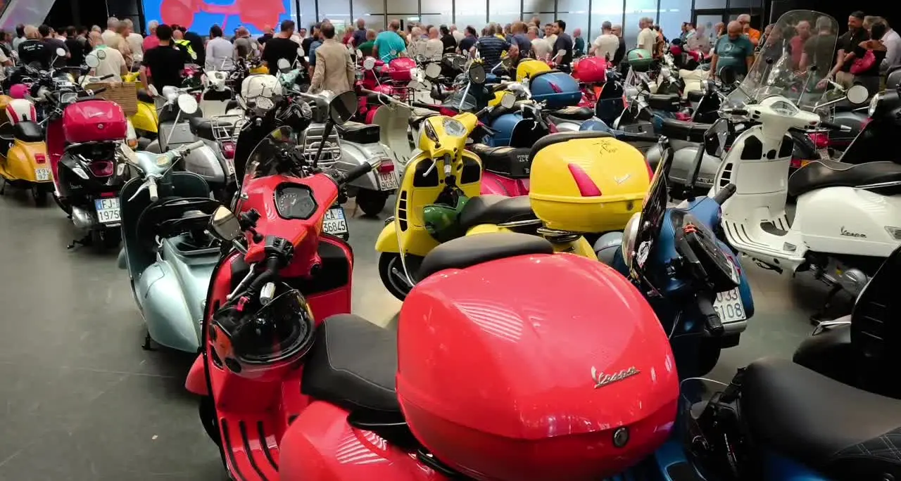 Vespa, 80 anni e non sentirli. A Torino il grande raduno di appassionati e collezionisti