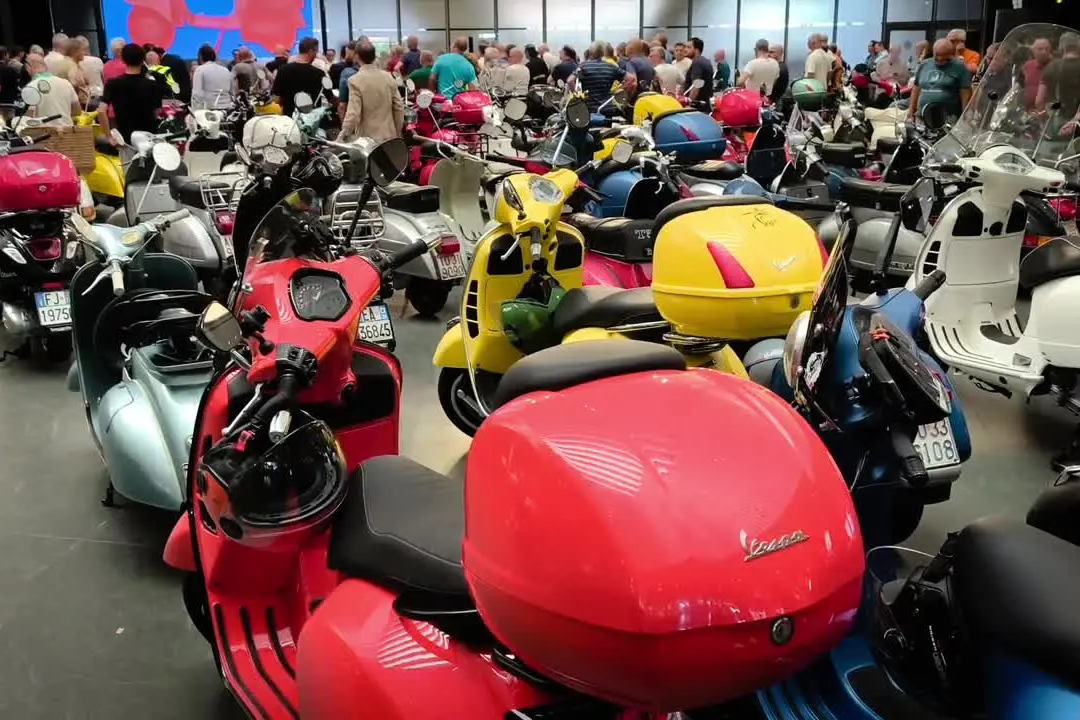 Vespa, 80 anni e non sentirli. A Torino il grande raduno di appassionati e collezionisti