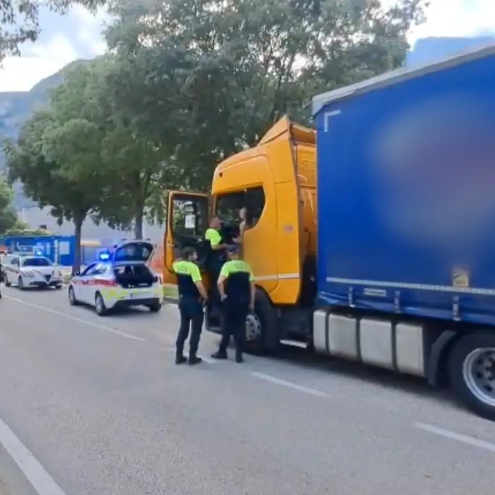 Denunciato per resistenza a pubblico ufficiale un autista di Tir fermato dalla polizia locale