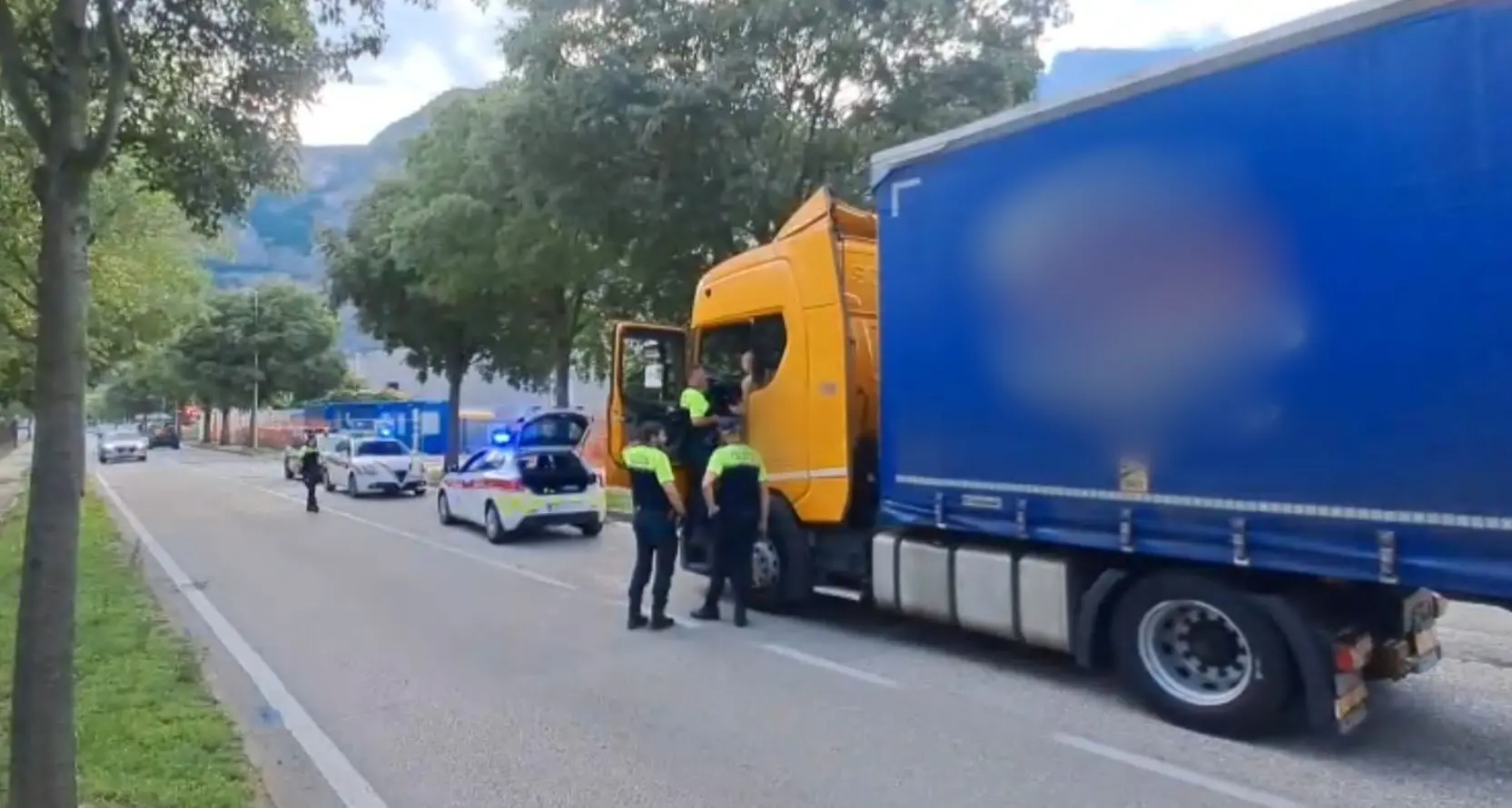 Denunciato per resistenza a pubblico ufficiale un autista di Tir fermato dalla polizia locale