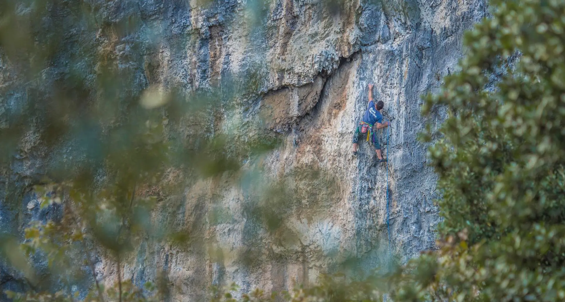 Massone, la falesia Abissi torna ad accogliere gli arrampicatori