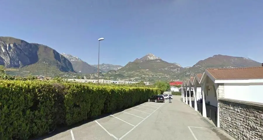 «Rubati i fiori dalla tomba di mia moglie»: l'amarezza di un anziano di Riva del Garda