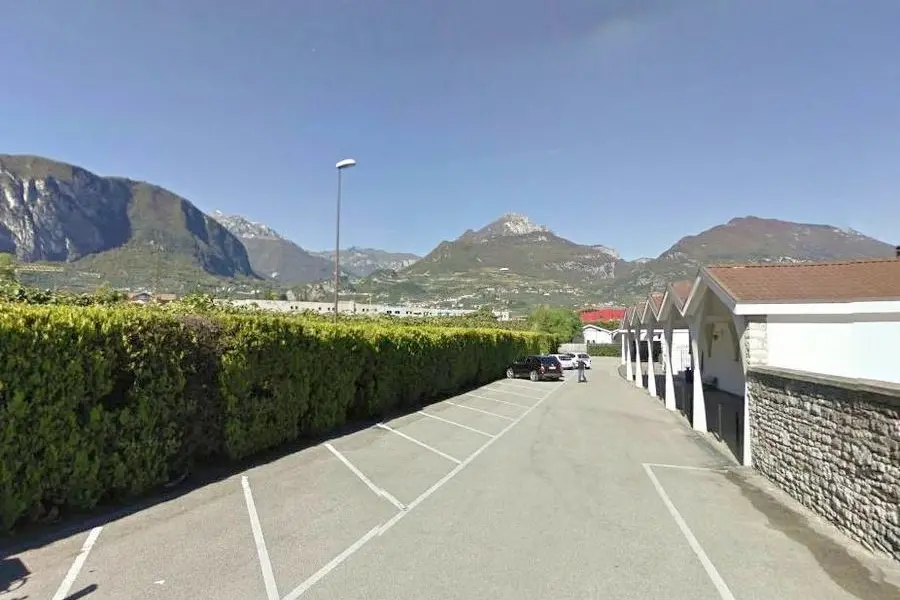 «Rubati i fiori dalla tomba di mia moglie»: l'amarezza di un anziano di Riva del Garda
