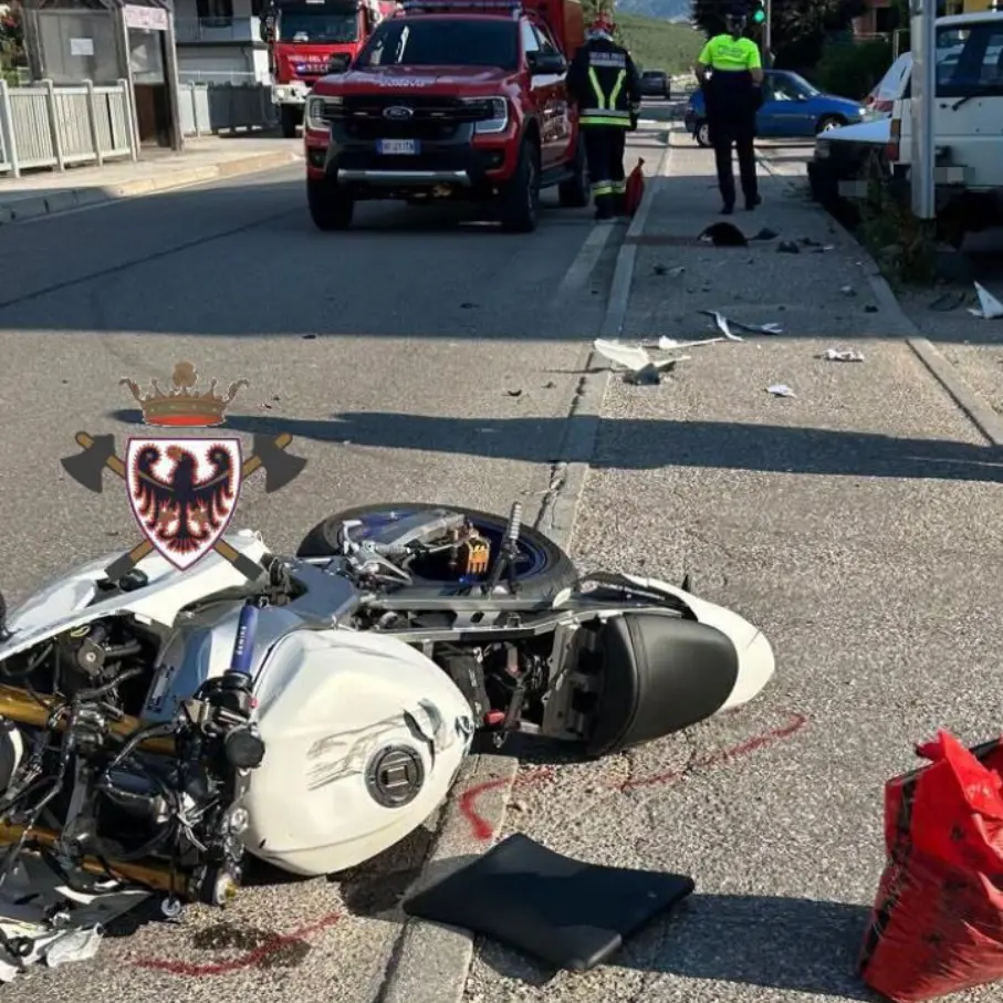 Cunevo, moto si schianta contro un'auto e altre tre vetture: un ferito