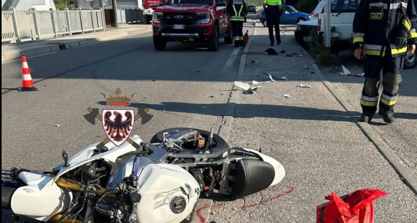 Cunevo, moto si schianta contro un'auto e altre tre vetture: un ferito