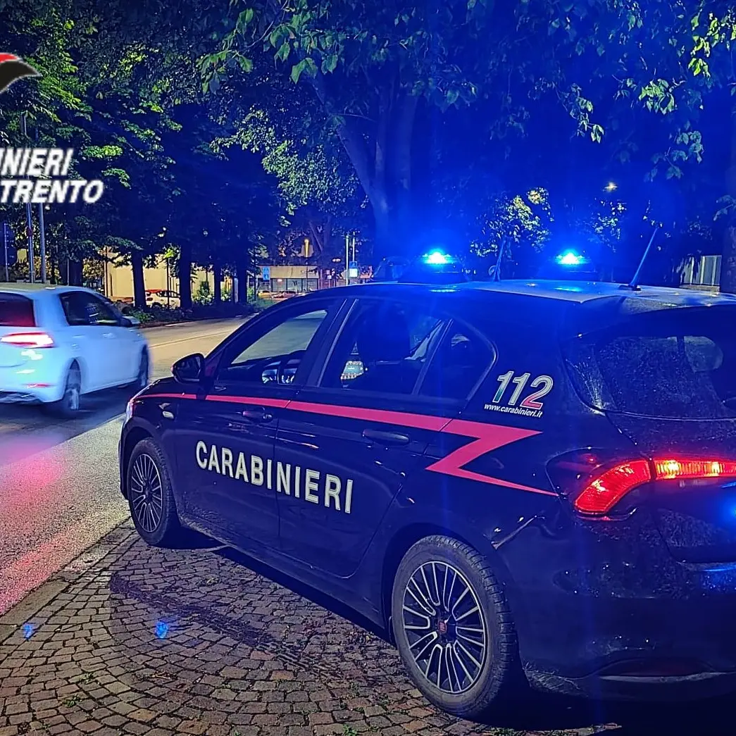 Pugni, calci e minacce di morte a moglie e figli: arrestato dai carabinieri