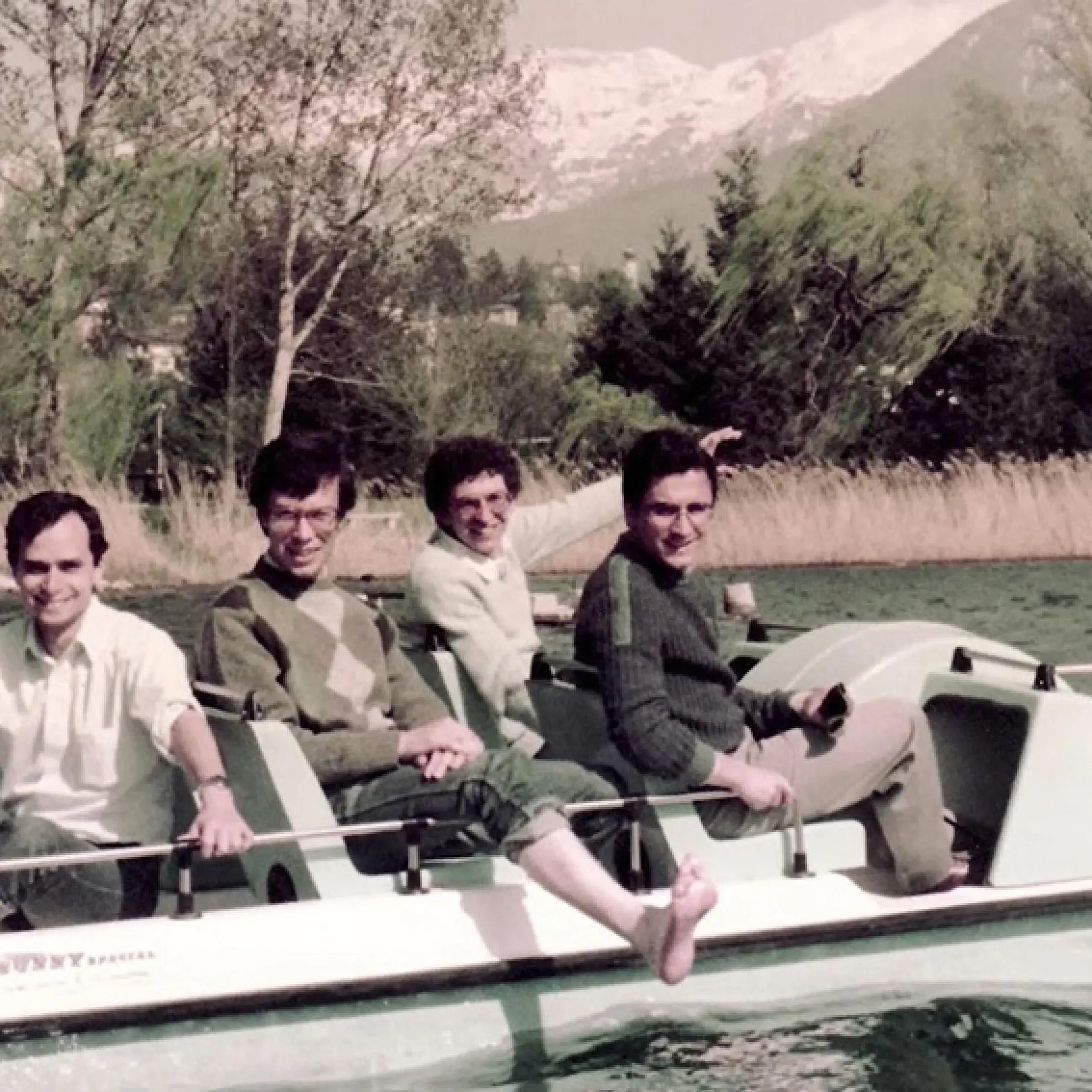 Papa Leone XIV, spuntano le foto sul pedalò nel lago di Levico