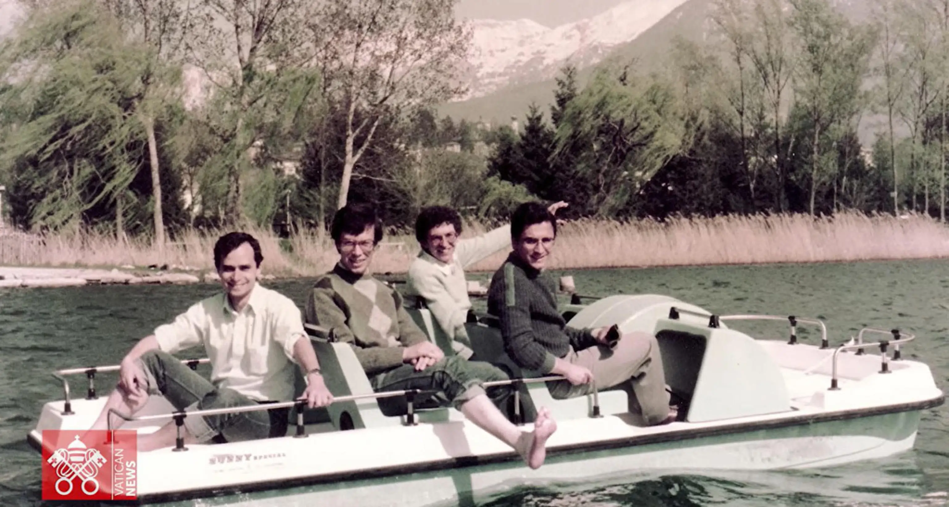 Papa Leone XIV, spuntano le foto sul pedalò nel lago di Levico