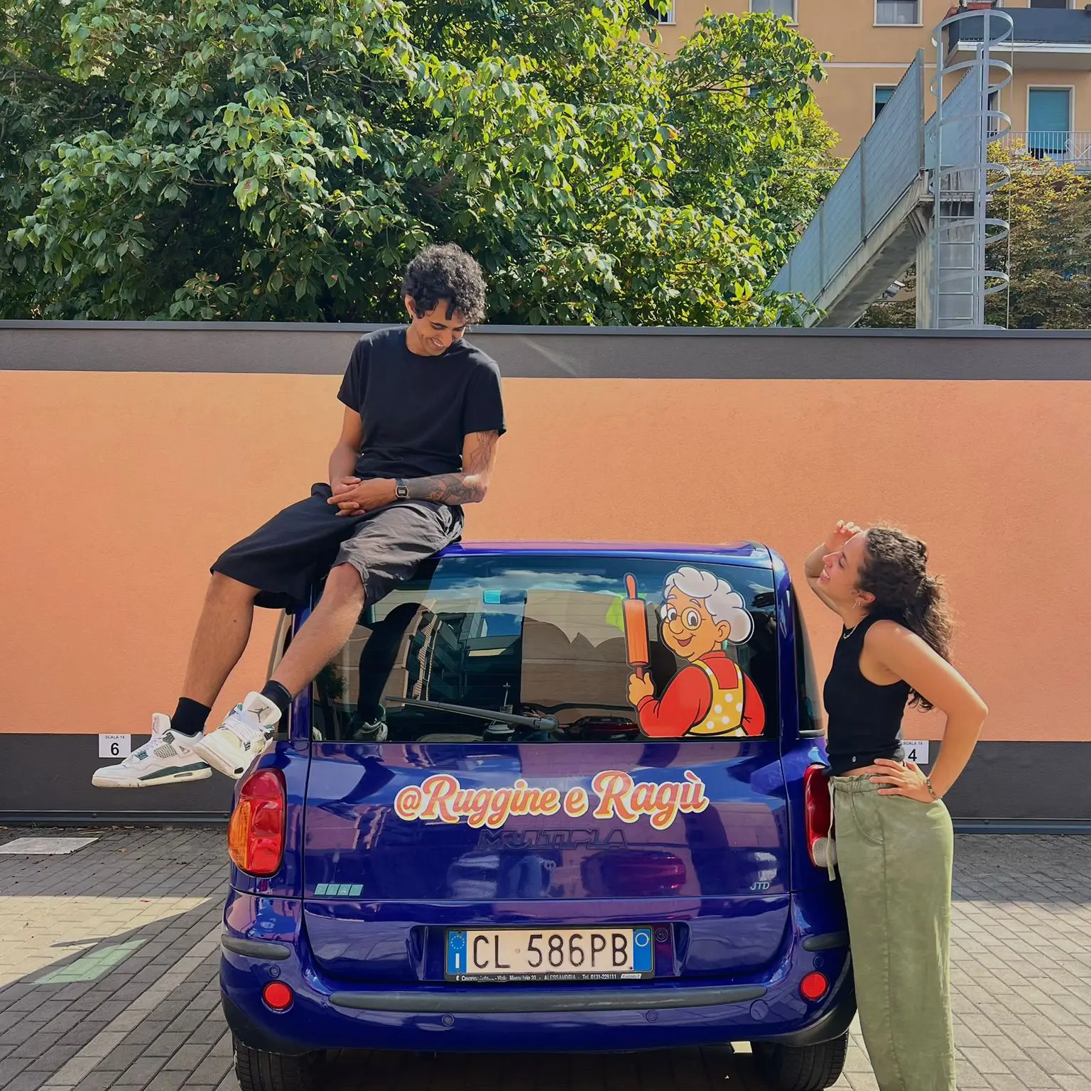Chiara di Arco e Bouchaib: viaggio in Multipla per l’Italia per raccontare le storie dei nonni