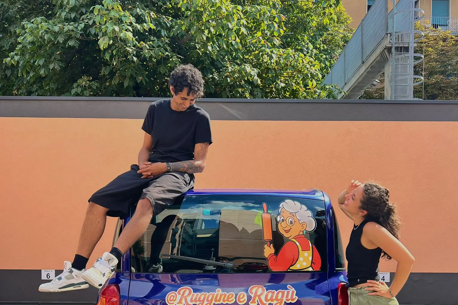 Chiara di Arco e Bouchaib: viaggio in Multipla per l’Italia per raccontare le storie dei nonni