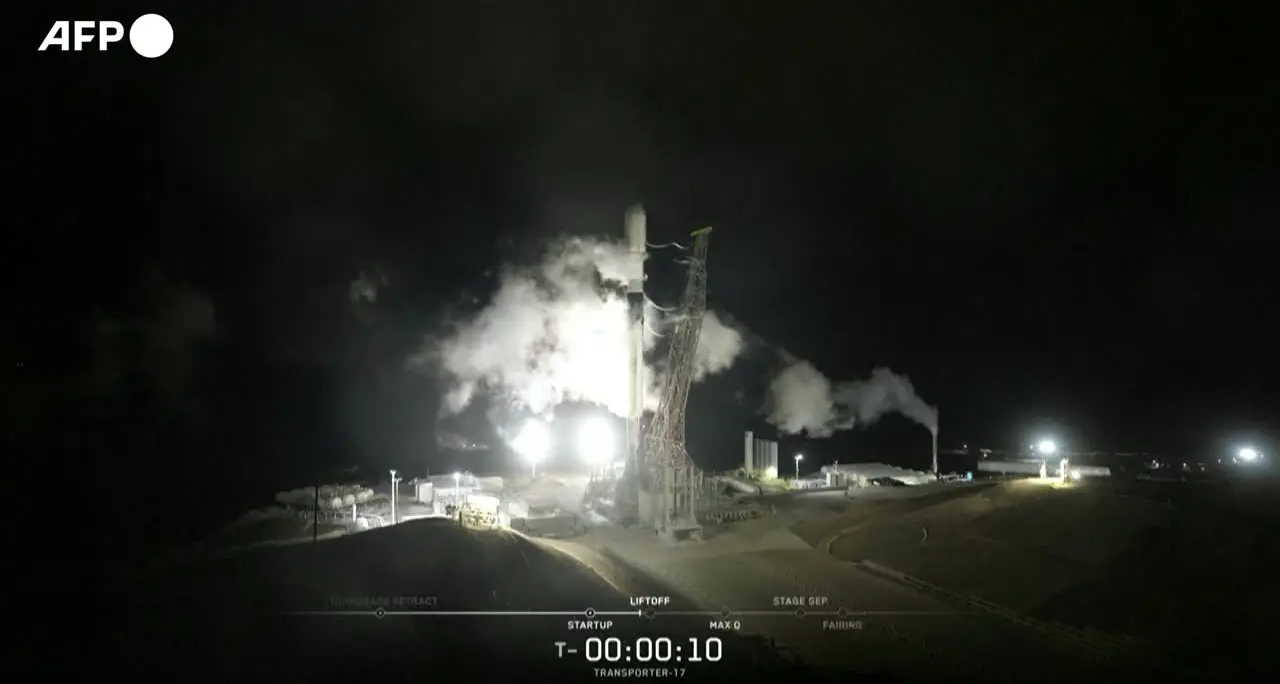 SpaceX, lanciati tre satelliti per il rilevamento di incendi boschivi in California