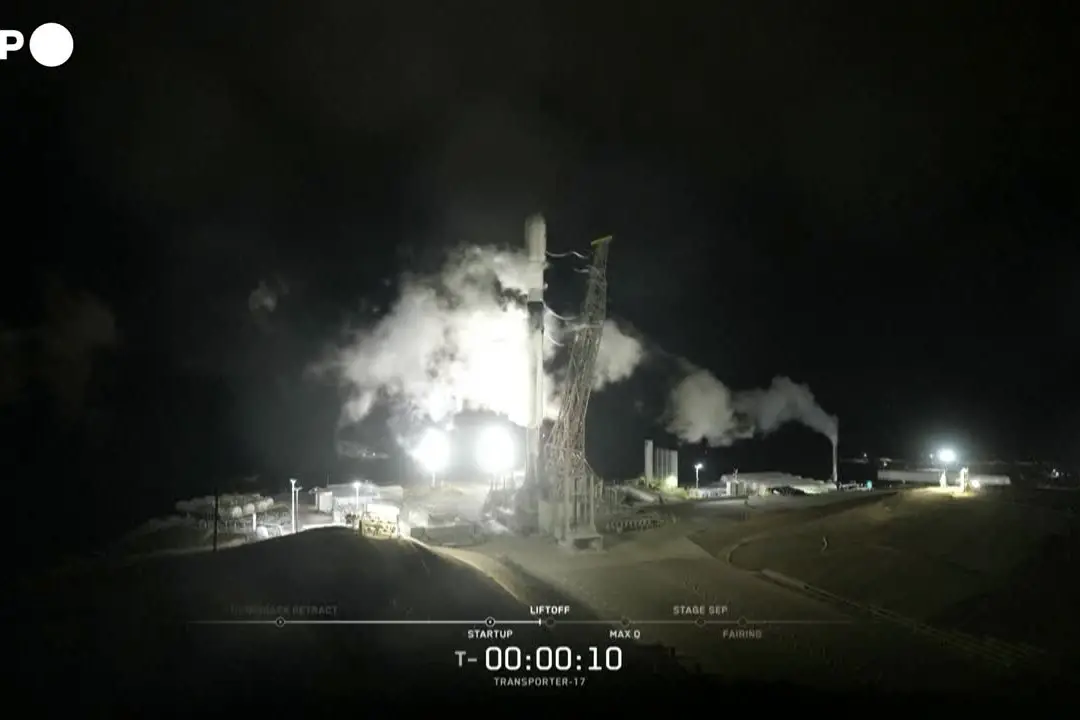 SpaceX, lanciati tre satelliti per il rilevamento di incendi boschivi in California