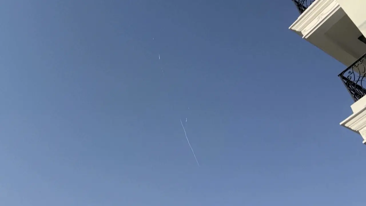 Qatar, esplosioni e scie di fumo sui cieli della capitale Doha