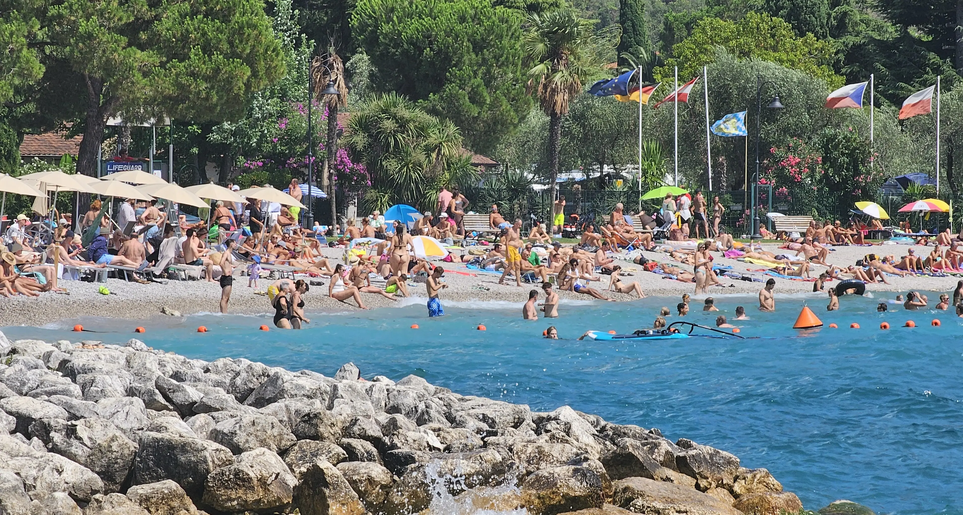 Garda preso d’assalto: spiagge affollate e pienone sulle rive trentine
