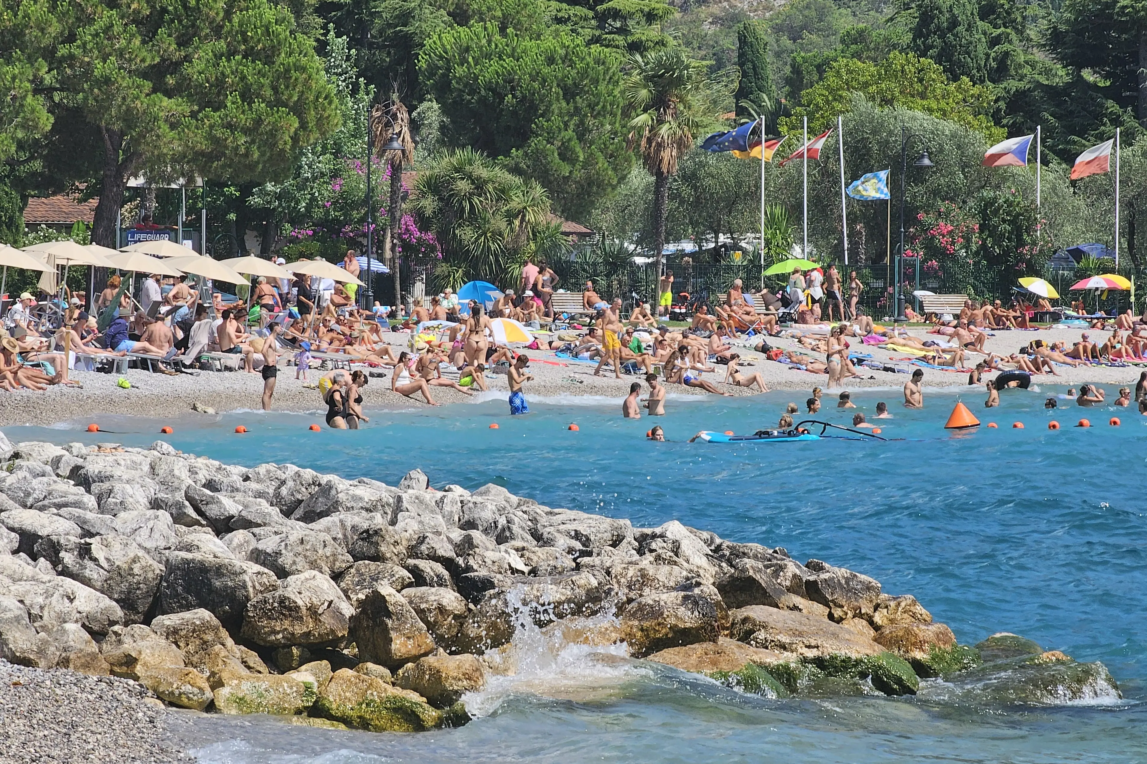 Garda preso d’assalto: spiagge affollate e pienone sulle rive trentine (Foto Mattia Bonavida)