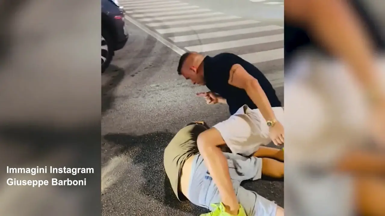 Militante di Fn picchia un migrante che bloccava il traffico e posta il video sui social