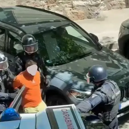 Spara dalla finestra a Trento: donna ferita, i carabinieri lo arrestano