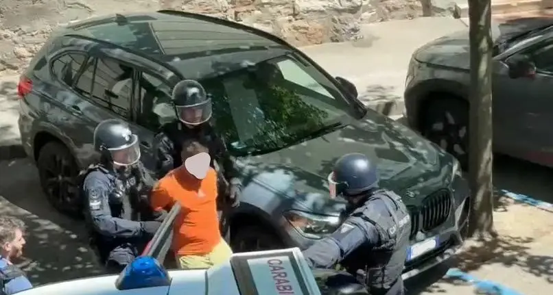 Spara dalla finestra a Trento: donna ferita, i carabinieri lo arrestano