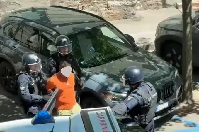Spara dalla finestra a Trento: donna ferita, i carabinieri lo arrestano