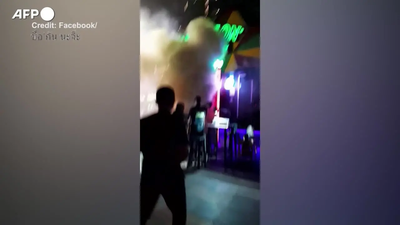 Almeno 27 morti in un incendio che ha devastato un pub a Bangkok