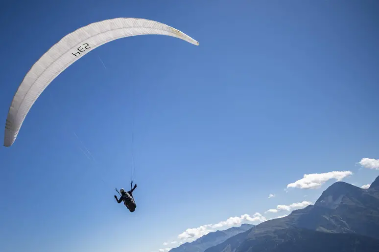 Precipita con il parapendio a Baitoni: 31enne trasportato in elicottero