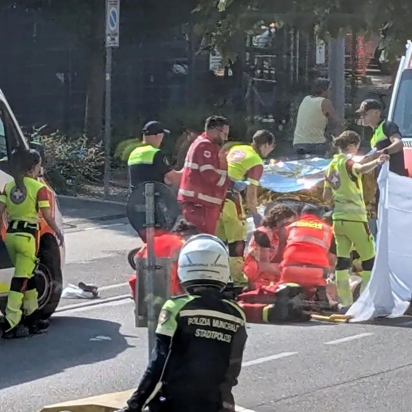 Ciclista travolto da un'auto: è in condizioni critiche