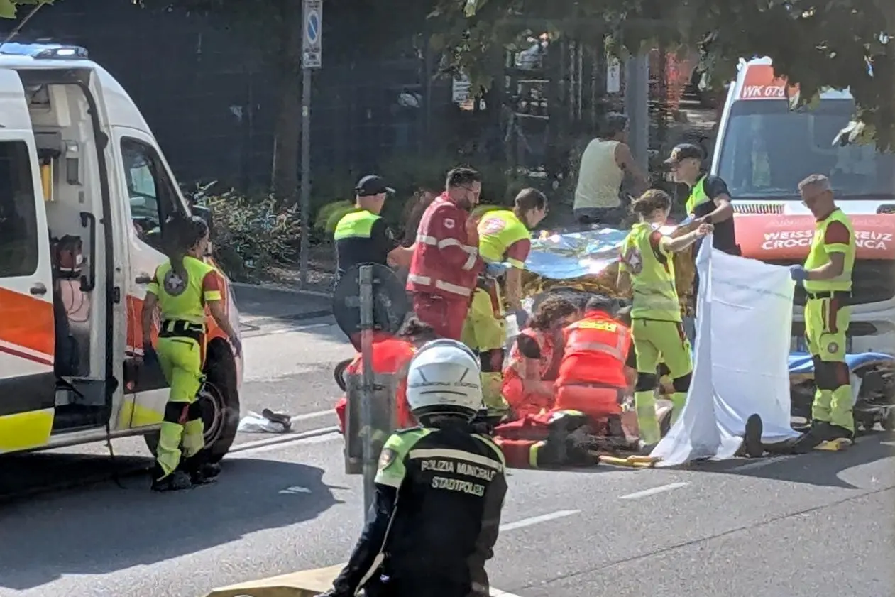 Ciclista travolto da un'auto: è in condizioni critiche
