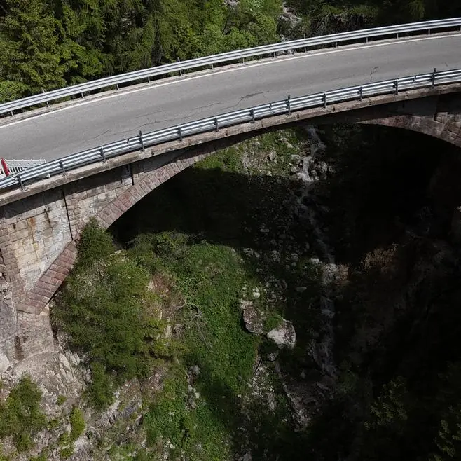 Passo Fedaia, tre notti di chiusura sulla statale 641 per lavori urgenti al ponte