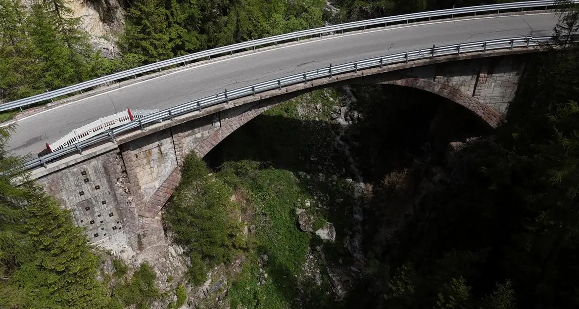 Passo Fedaia, tre notti di chiusura sulla statale 641 per lavori urgenti al ponte