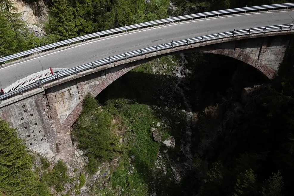 Passo Fedaia, tre notti di chiusura sulla statale 641 per lavori urgenti al ponte